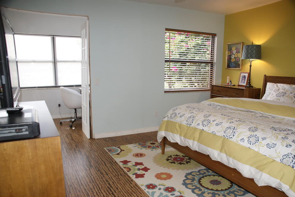 Foto de dormitorio principal actual de tamaño medio sin chimenea con paredes azules y suelo de corcho