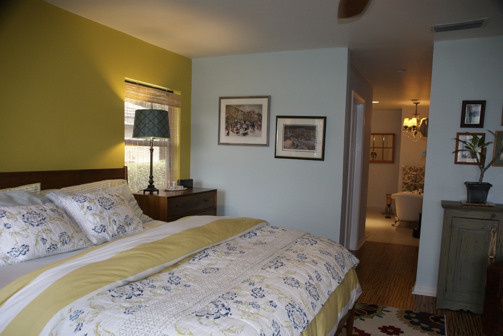 Modelo de dormitorio principal contemporáneo de tamaño medio sin chimenea con paredes azules y suelo de corcho