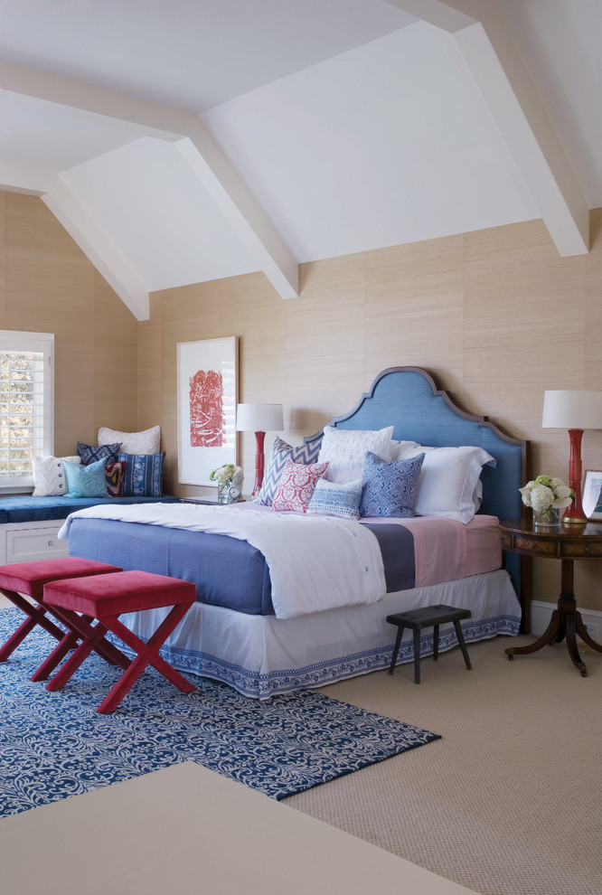 Imagen de dormitorio tradicional con paredes beige y moqueta