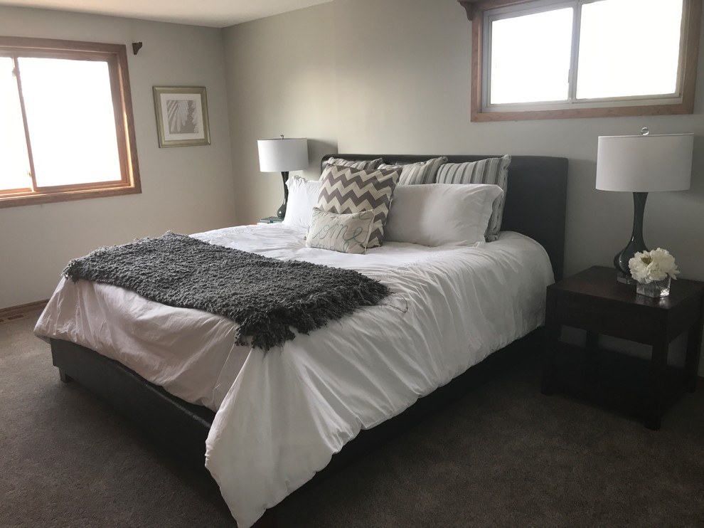 На фото: хозяйская спальня среднего размера в стиле неоклассика (современная классика) с серыми стенами, ковровым покрытием и серым полом без камина с
