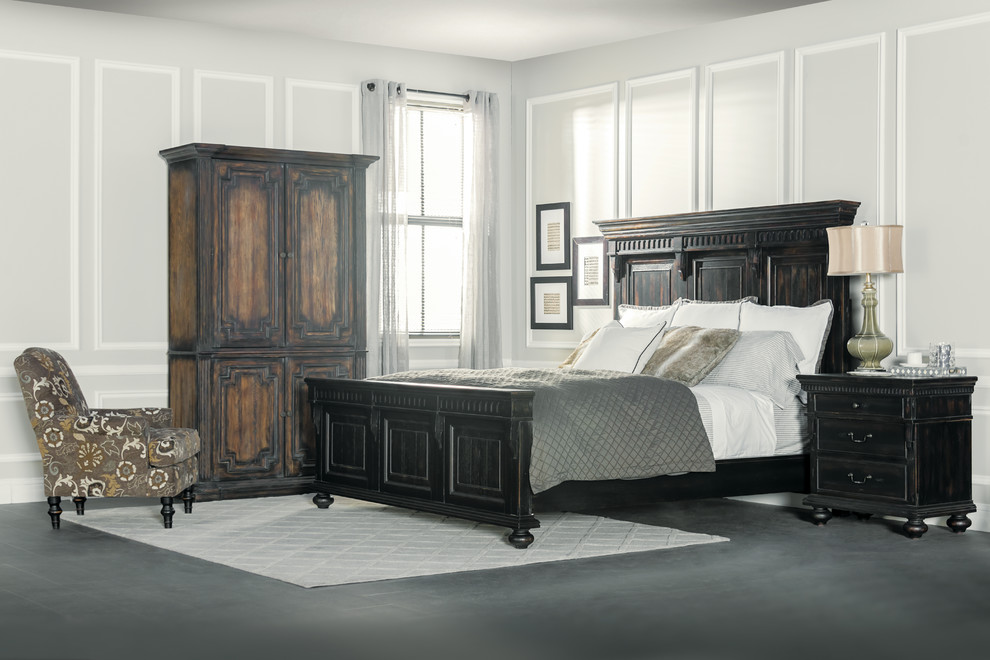 Свежая идея для дизайна: большая хозяйская спальня в классическом стиле с серыми стенами и полом из сланца без камина - отличное фото интерьера