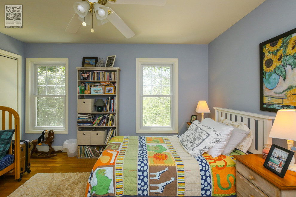 Mittelgroßes Klassisches Gästezimmer ohne Kamin mit blauer Wandfarbe und braunem Holzboden in New York