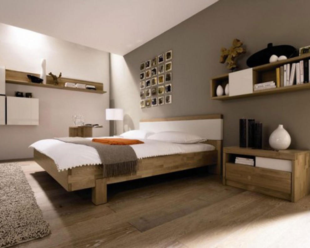 На фото: хозяйская спальня среднего размера в современном стиле с серыми стенами и паркетным полом среднего тона с