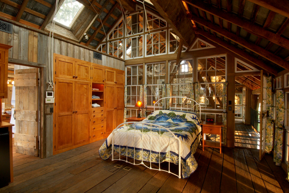 Ispirazione per una camera da letto stile rurale con pavimento in legno massello medio