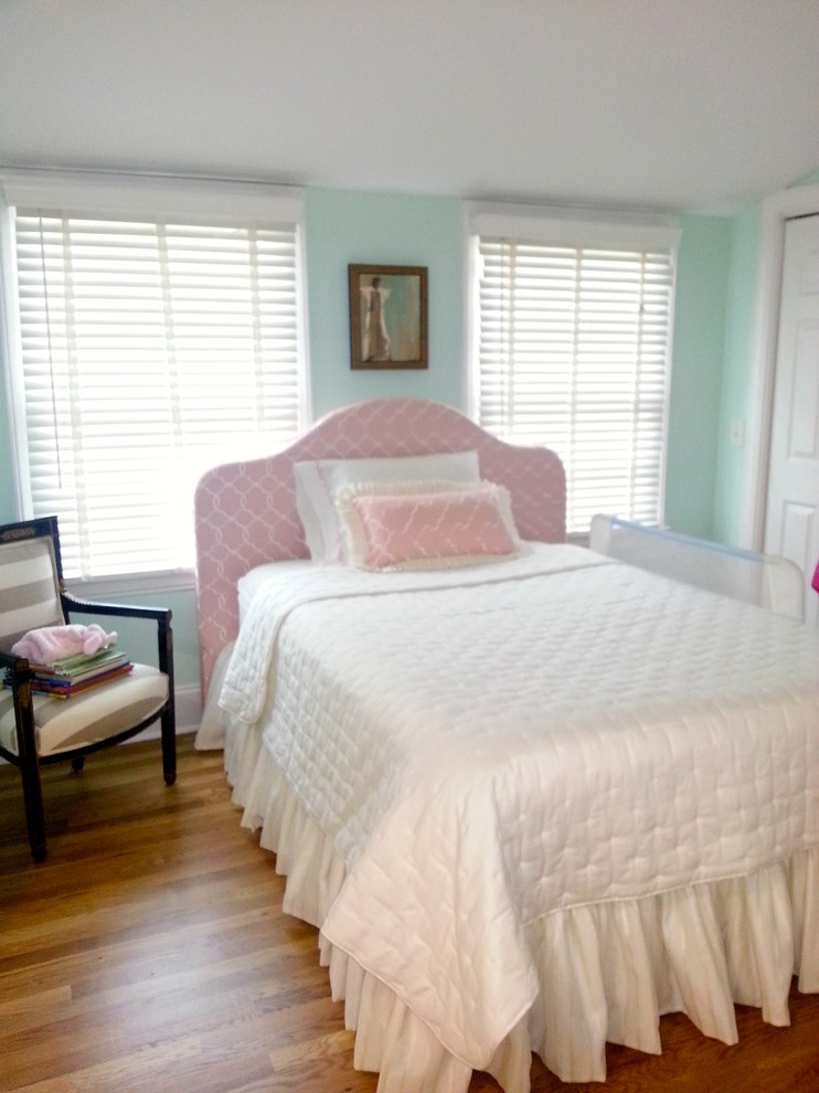 Идея дизайна: гостевая спальня среднего размера, (комната для гостей) в классическом стиле с зелеными стенами и светлым паркетным полом
