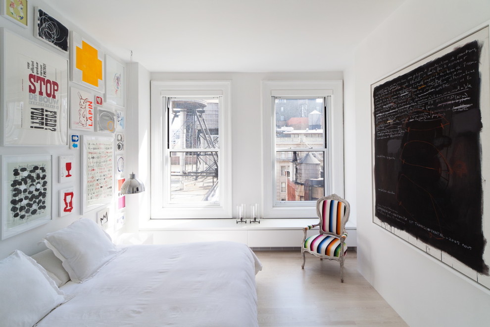 Réalisation d'une petite chambre parentale nordique avec un mur blanc et parquet clair.