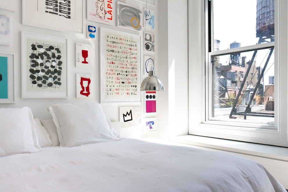 ニューヨークにある北欧スタイルのおしゃれな主寝室 (白い壁、淡色無垢フローリング) のレイアウト