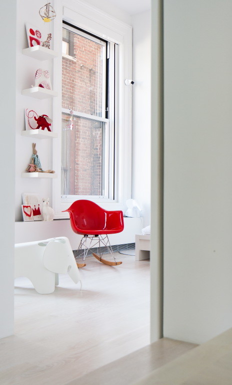 Skandinavisches Hauptschlafzimmer mit weißer Wandfarbe und hellem Holzboden in New York