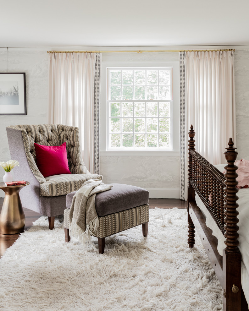 Foto di una camera da letto classica con pareti grigie, parquet scuro, pavimento marrone e carta da parati