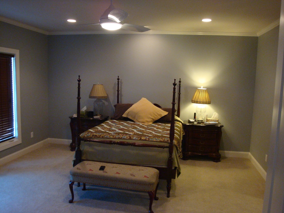 Inspiration for a large traditional master bedroom in Jackson with blue walls, carpet and no fireplace.
