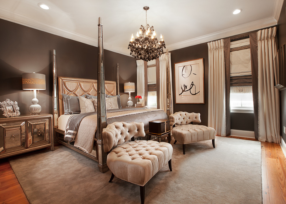 Foto de dormitorio principal clásico renovado de tamaño medio sin chimenea con paredes marrones, suelo de madera clara y suelo marrón