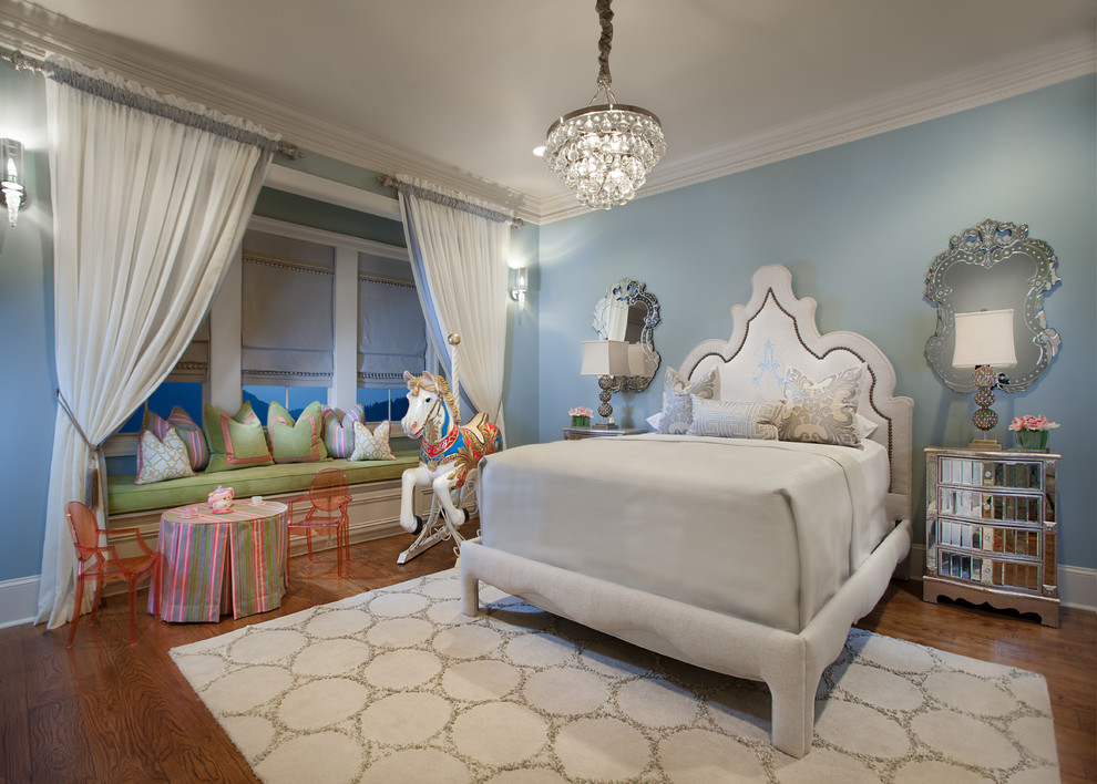 Imagen de dormitorio tradicional renovado sin chimenea con paredes azules