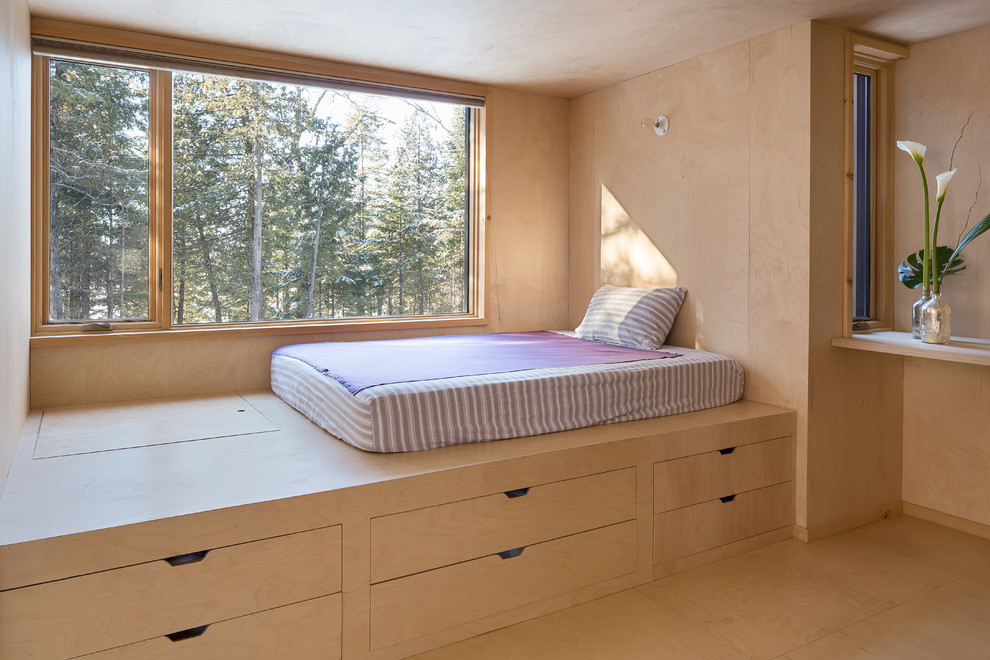 На фото: маленькая гостевая спальня (комната для гостей) в стиле рустика с светлым паркетным полом для на участке и в саду с