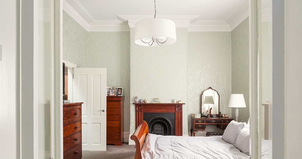 Идея дизайна: большая хозяйская спальня в стиле неоклассика (современная классика) с ковровым покрытием и стандартным камином