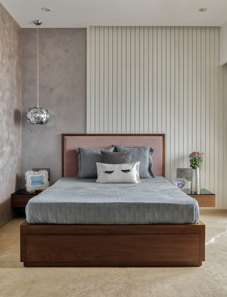 Свежая идея для дизайна: хозяйская спальня среднего размера в современном стиле с серыми стенами и бежевым полом - отличное фото интерьера