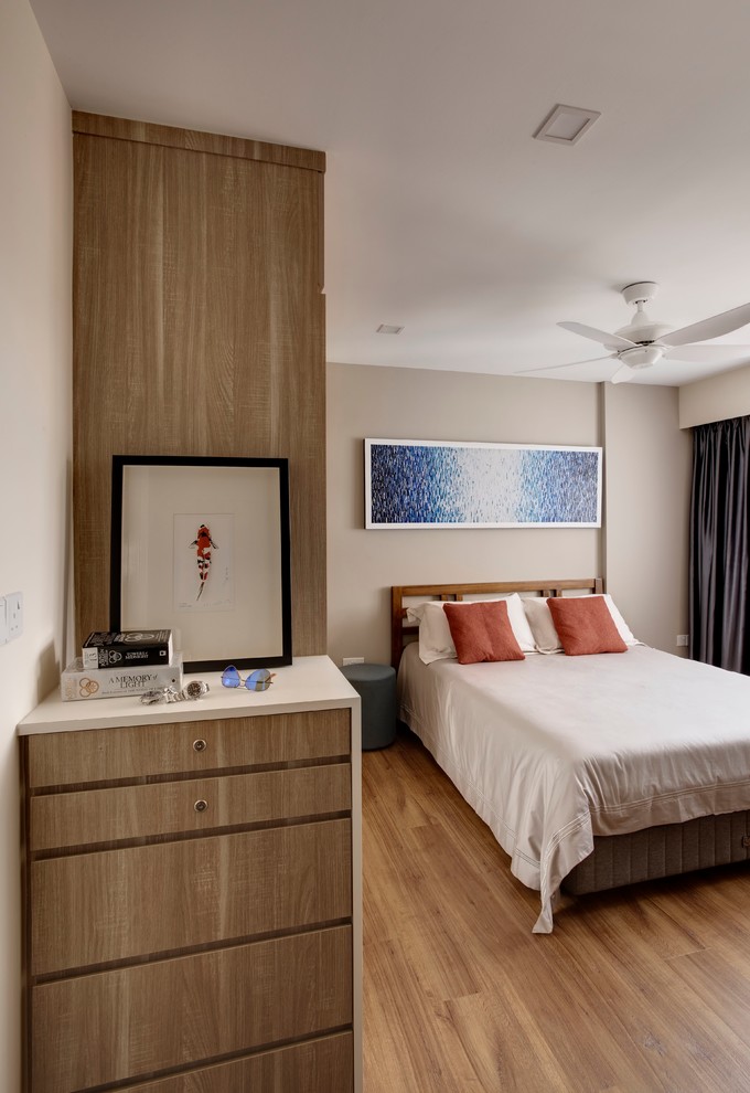 Ejemplo de dormitorio principal escandinavo con paredes beige y suelo de madera en tonos medios