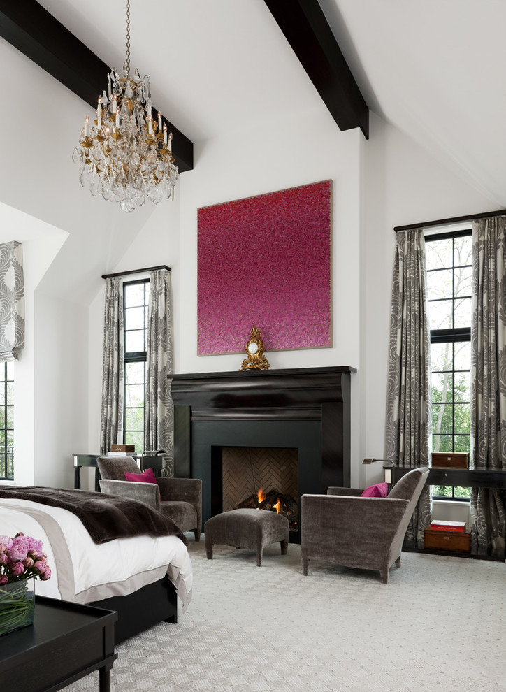 Стильный дизайн: спальня в классическом стиле с белыми стенами, ковровым покрытием, стандартным камином и фасадом камина из дерева - последний тренд