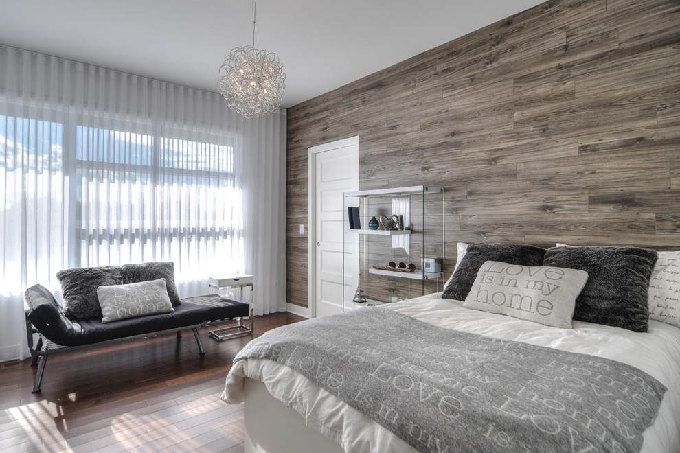 Cette photo montre une chambre tendance de taille moyenne avec un mur gris et un sol en bois brun.
