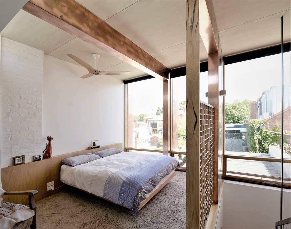 На фото: спальня среднего размера на антресоли в скандинавском стиле с белыми стенами и ковровым покрытием без камина с