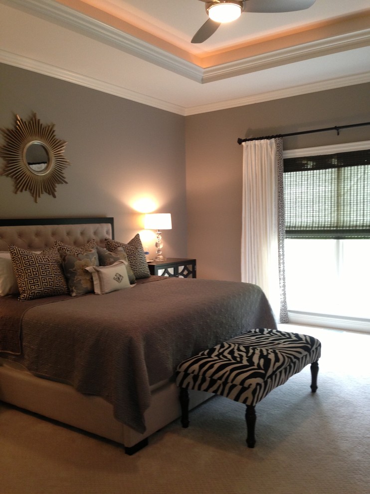 コロンバスにある広いコンテンポラリースタイルのおしゃれな主寝室 (グレーの壁、カーペット敷き、暖炉なし、茶色い床)