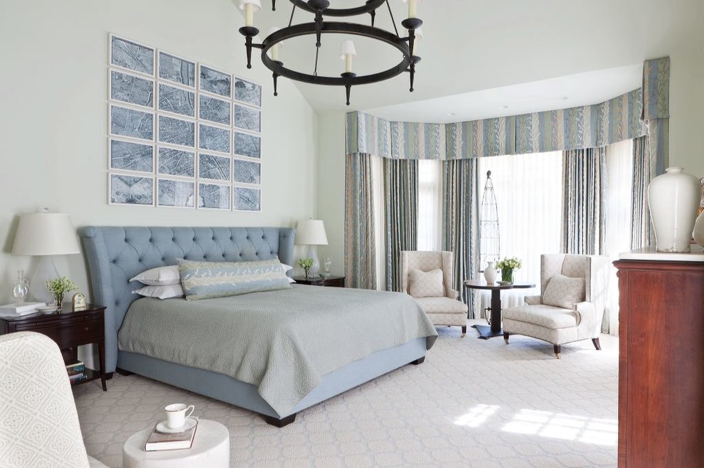 Свежая идея для дизайна: большая хозяйская спальня в классическом стиле с зелеными стенами и ковровым покрытием без камина - отличное фото интерьера