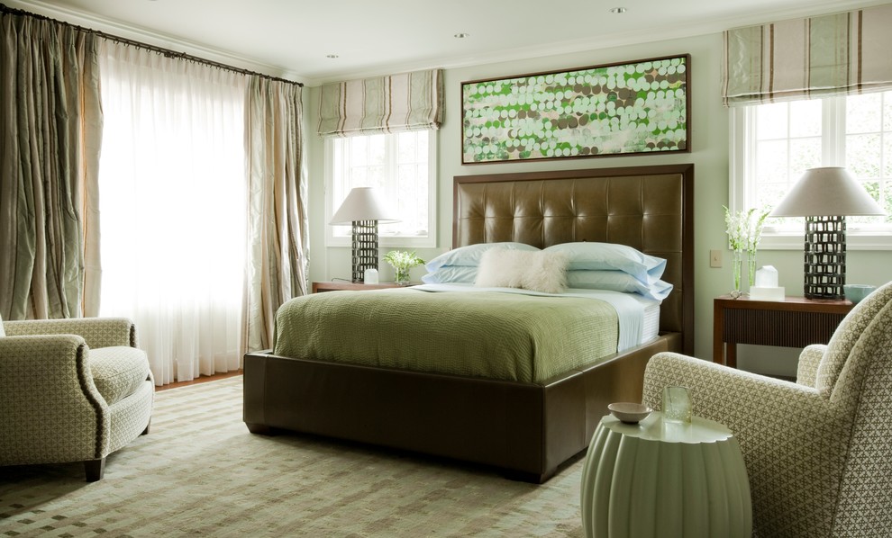 На фото: хозяйская спальня среднего размера в стиле неоклассика (современная классика) с зелеными стенами и темным паркетным полом
