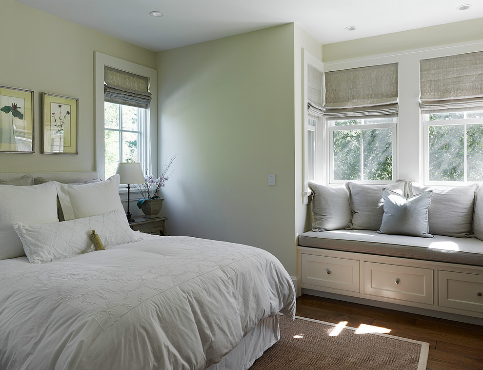 Klassisches Hauptschlafzimmer ohne Kamin mit weißer Wandfarbe und dunklem Holzboden in San Francisco