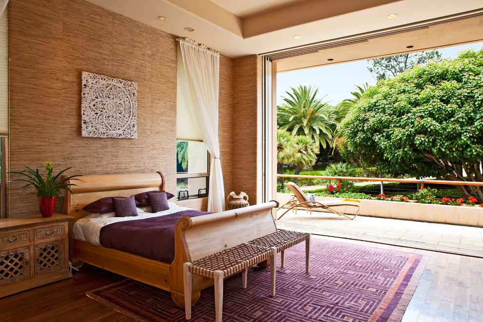 Modelo de dormitorio principal mediterráneo grande con paredes beige y suelo de madera en tonos medios