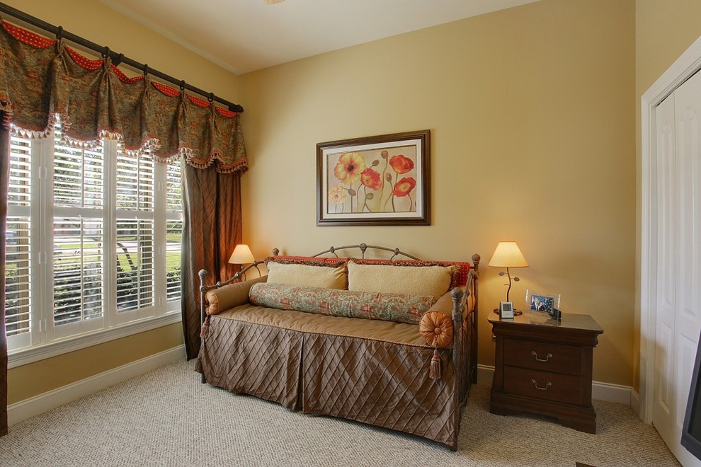 На фото: гостевая спальня среднего размера, (комната для гостей) в классическом стиле с ковровым покрытием