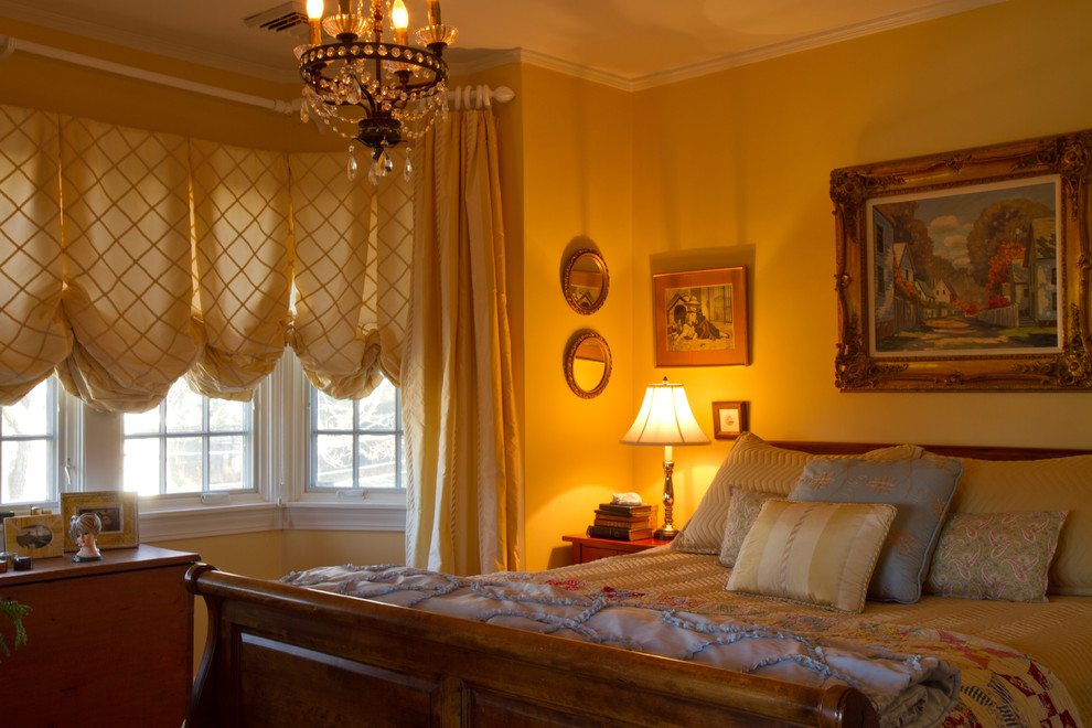 Mittelgroßes Klassisches Hauptschlafzimmer ohne Kamin mit gelber Wandfarbe in Boston