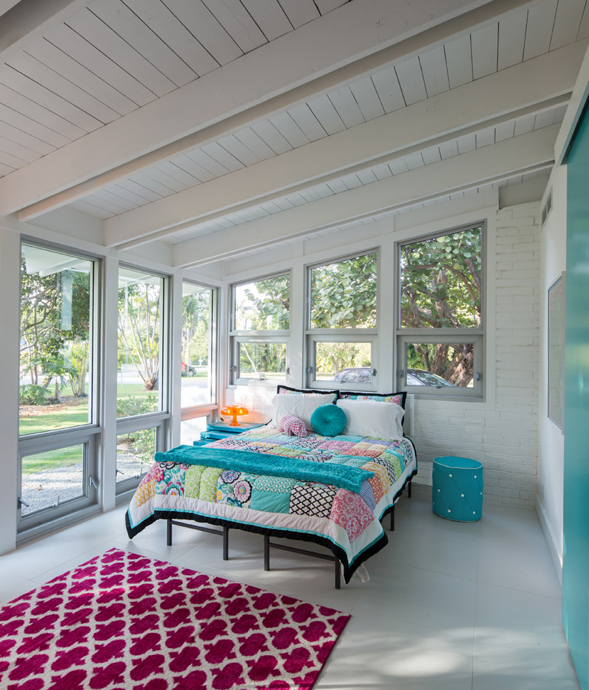 Immagine di una camera da letto design di medie dimensioni con pareti blu
