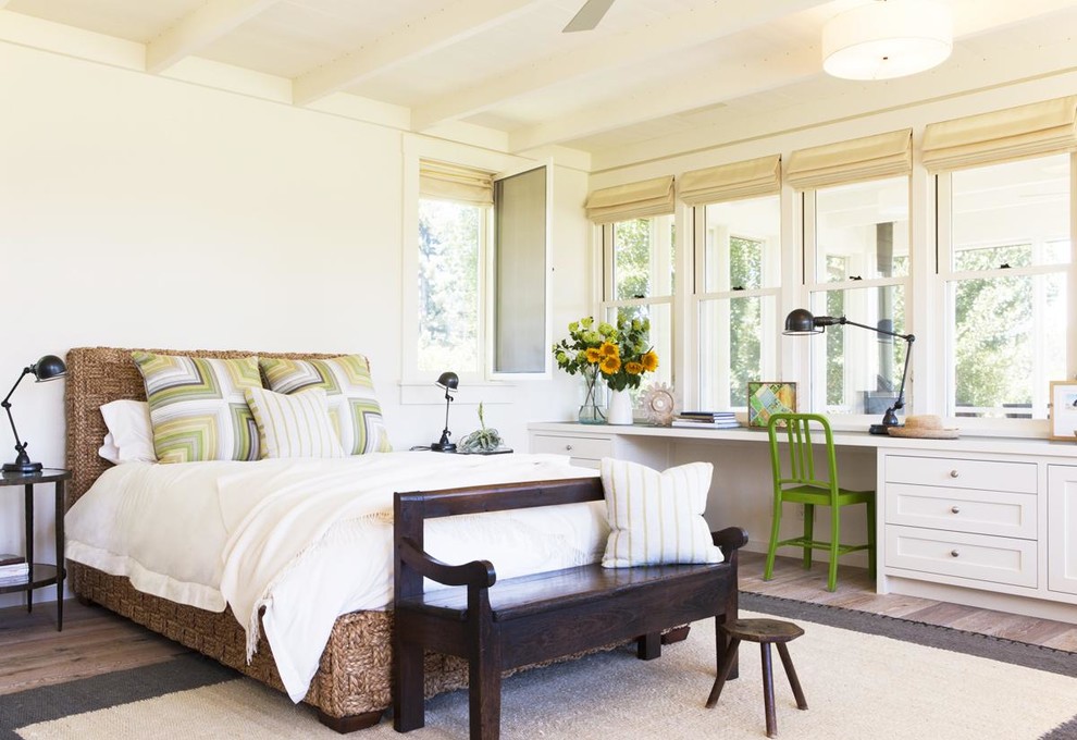 Diseño de dormitorio campestre con paredes blancas y suelo de madera clara