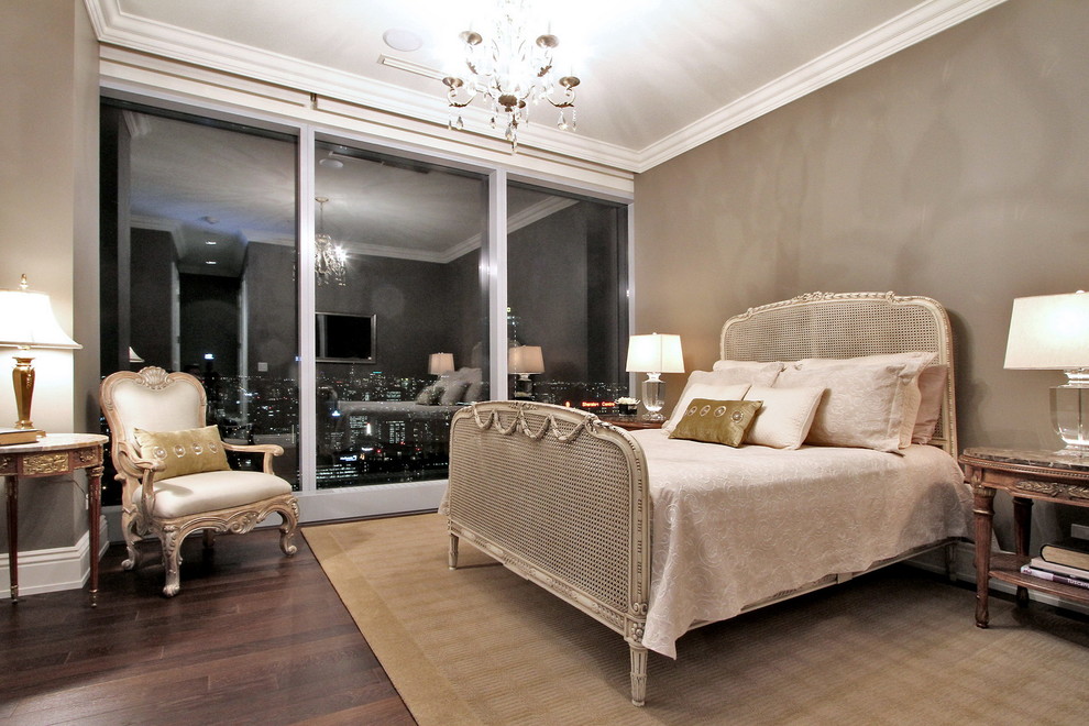 Exempel på ett klassiskt sovrum, med grå väggar och mörkt trägolv