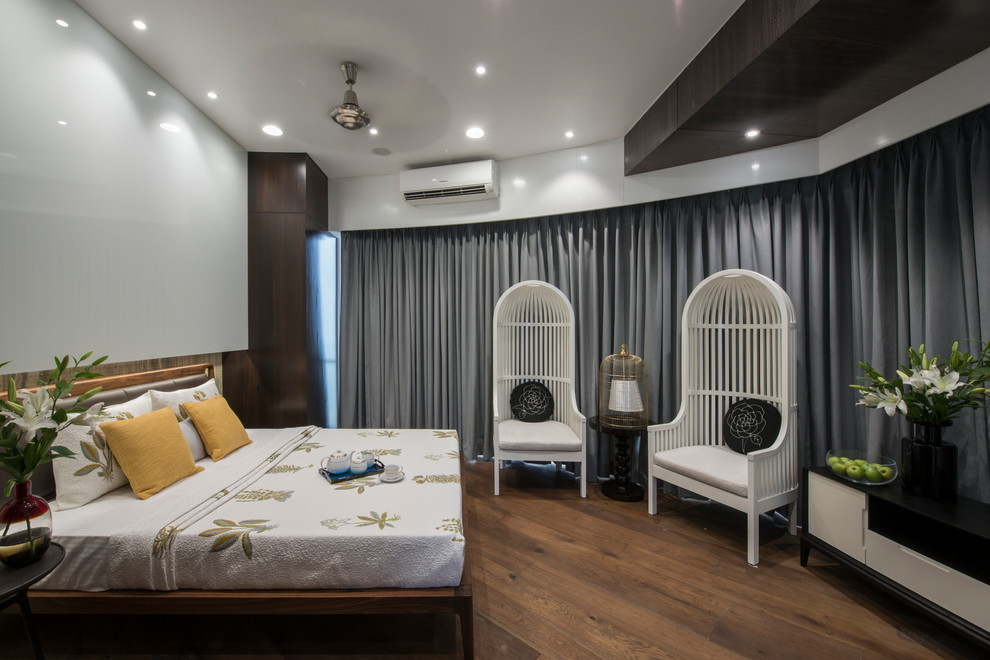 ムンバイにあるコンテンポラリースタイルのおしゃれな寝室 (白い壁、無垢フローリング、茶色い床、グレーとブラウン)