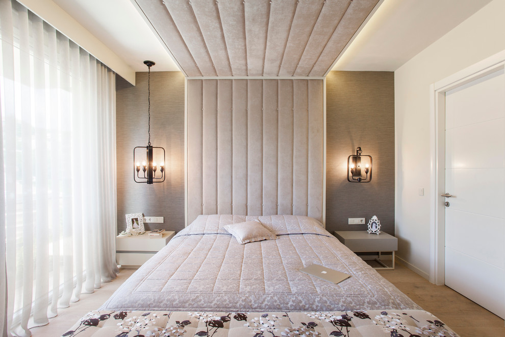 Идея дизайна: хозяйская спальня в современном стиле с серыми стенами и светлым паркетным полом
