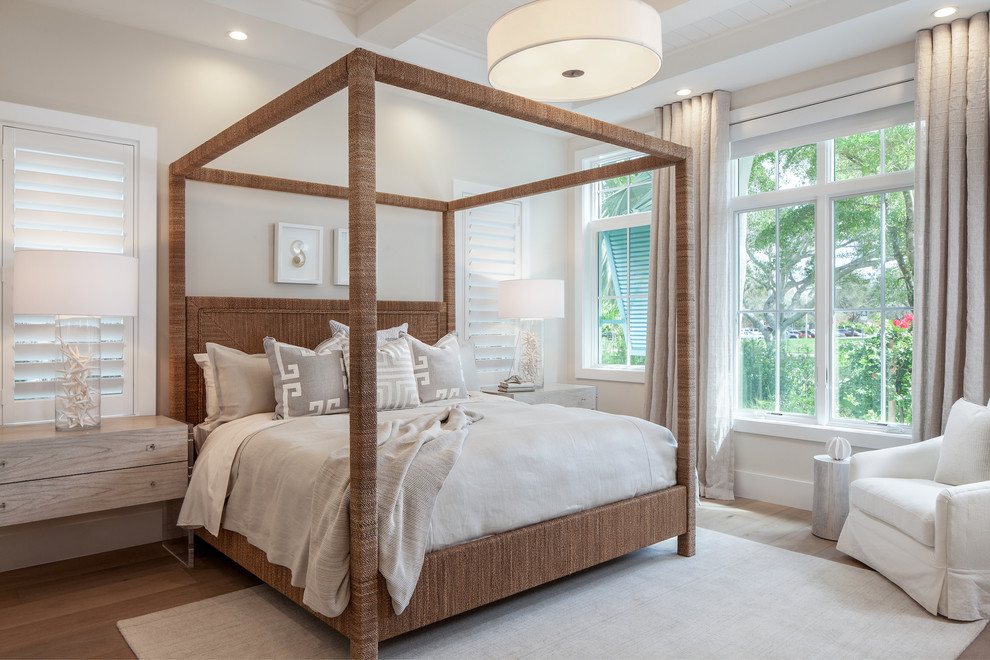 Ejemplo de dormitorio principal marinero sin chimenea con paredes grises y suelo de madera clara