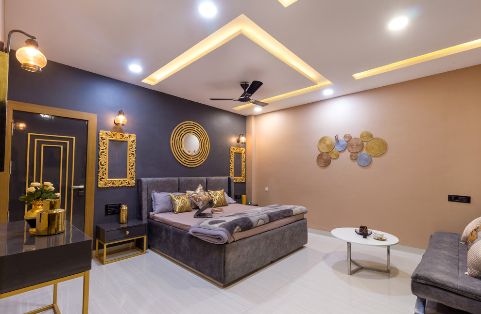 Modelo de dormitorio exótico con paredes beige y suelo beige