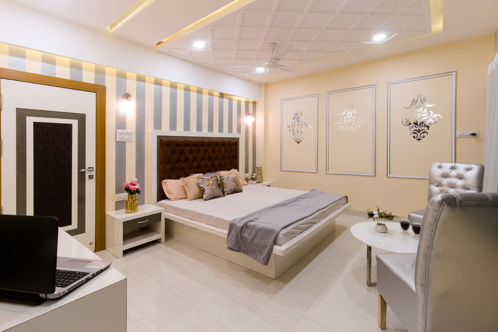 Стильный дизайн: спальня в восточном стиле с бежевыми стенами и бежевым полом - последний тренд