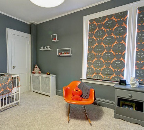 Ejemplo de habitación de invitados actual de tamaño medio sin chimenea con paredes grises, moqueta y suelo beige