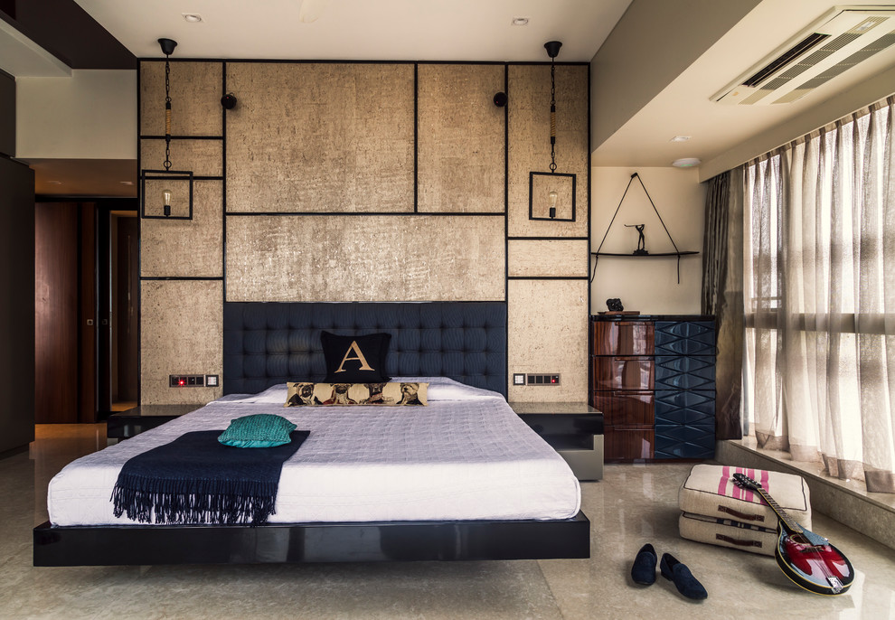 ムンバイにあるコンテンポラリースタイルのおしゃれな主寝室 (ベージュの壁、ベージュの床、シアーカーテン) のインテリア
