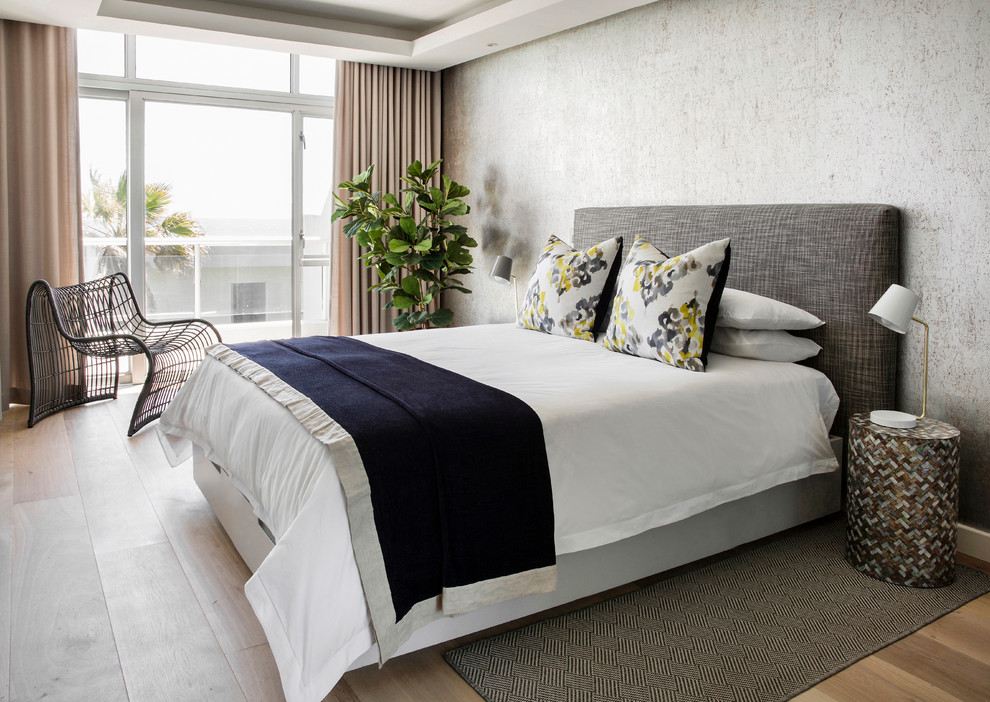 Свежая идея для дизайна: хозяйская спальня в современном стиле с серыми стенами и светлым паркетным полом без камина - отличное фото интерьера