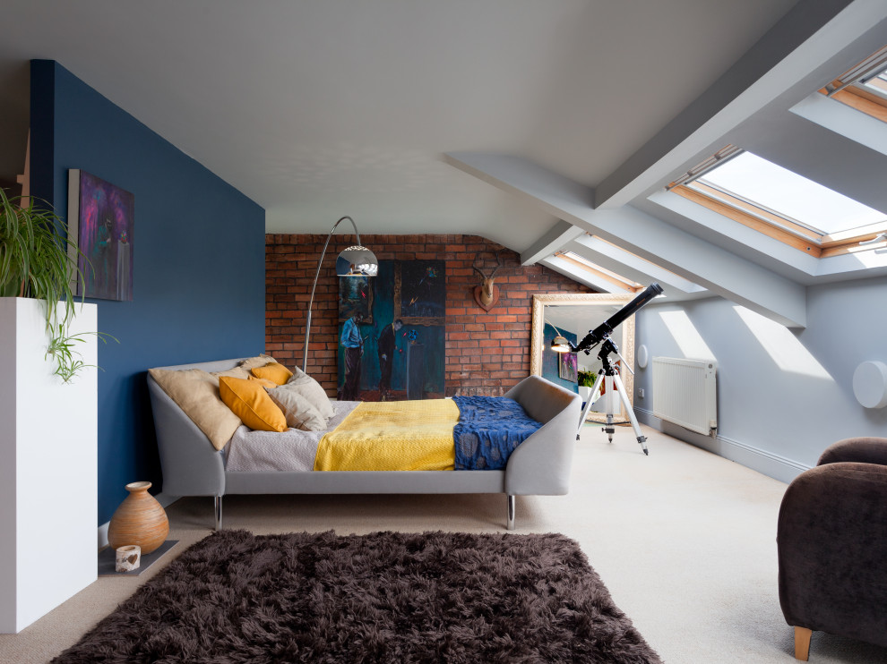 Modernes Schlafzimmer mit grauer Wandfarbe, Teppichboden und beigem Boden