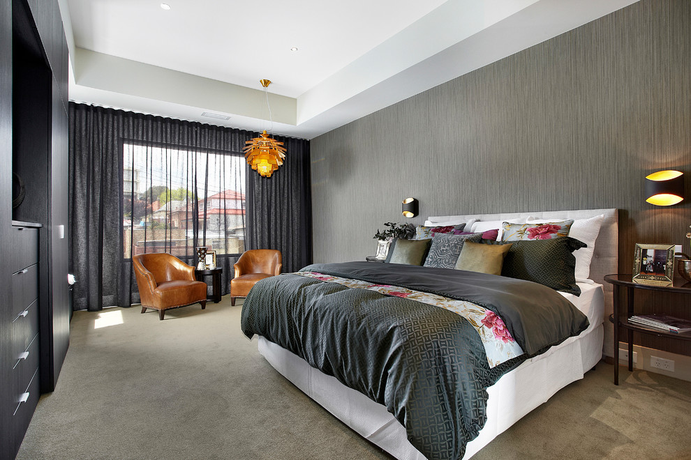 Modernes Hauptschlafzimmer mit grauer Wandfarbe, Teppichboden und grauem Boden in Melbourne