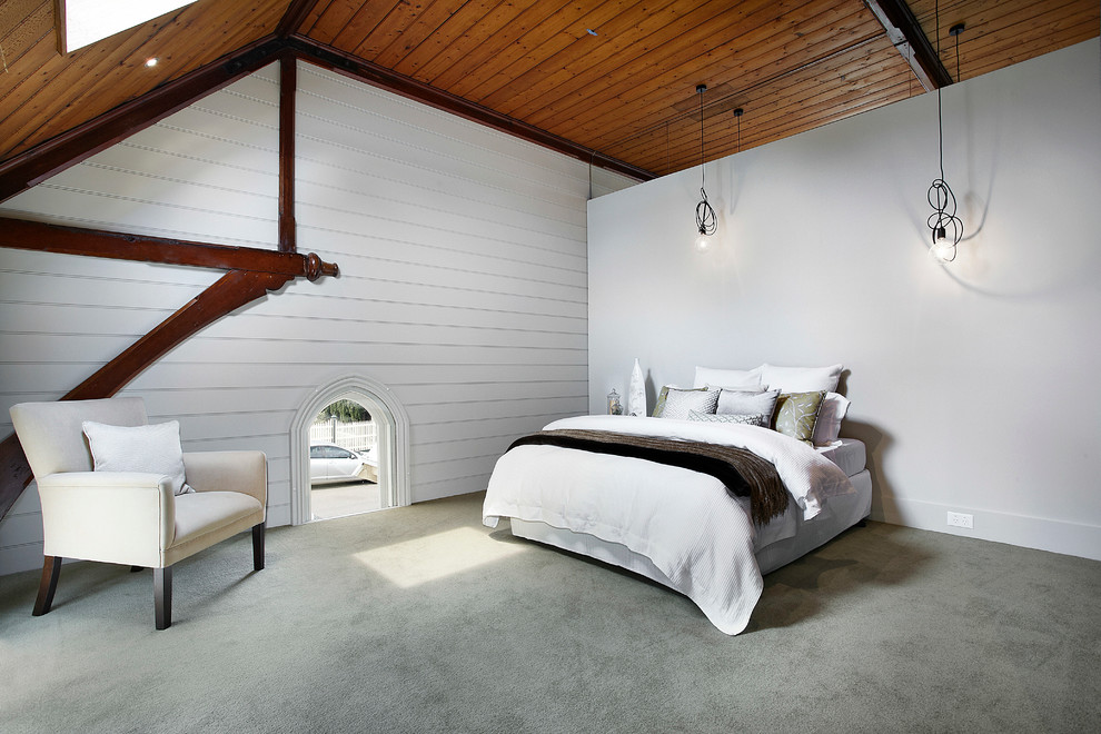 Idées déco pour une grande chambre avec moquette contemporaine avec un mur blanc et un sol gris.