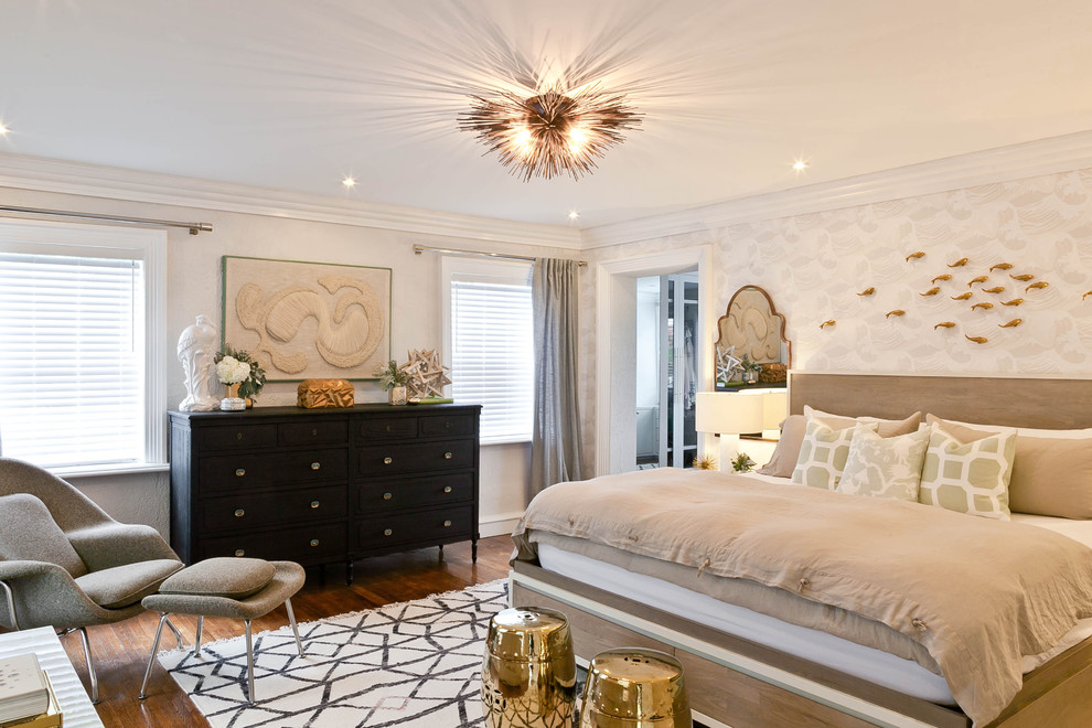 マイアミにあるトランジショナルスタイルのおしゃれな寝室 (白い壁、濃色無垢フローリング、茶色い床) のインテリア