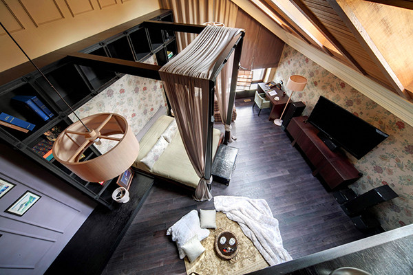 Großes Modernes Hauptschlafzimmer mit bunten Wänden, gebeiztem Holzboden, Kamin, gefliester Kaminumrandung und lila Boden in Vancouver
