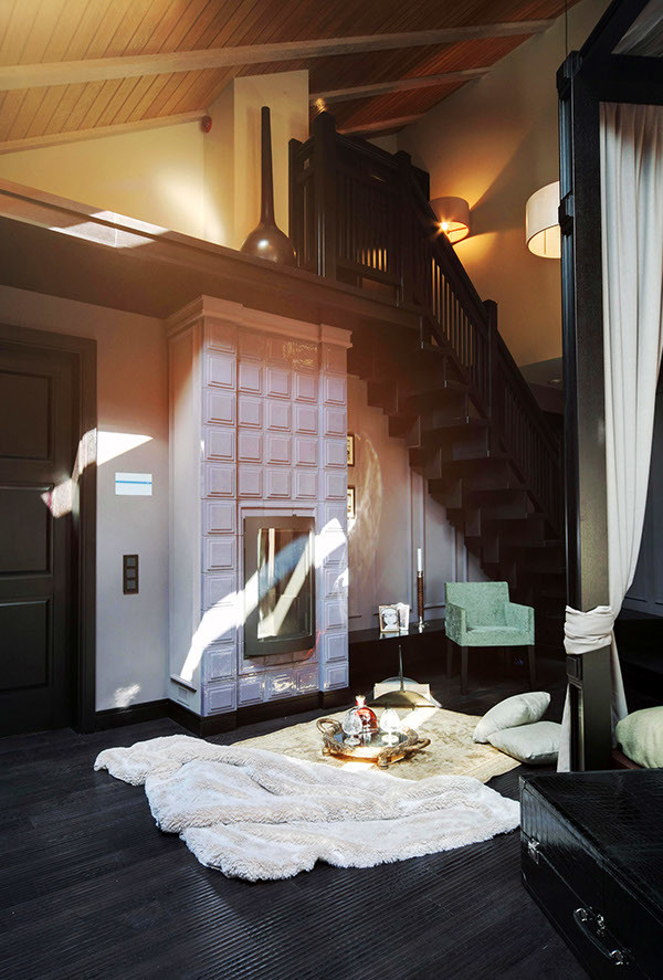 Свежая идея для дизайна: большая хозяйская спальня в современном стиле с разноцветными стенами, деревянным полом, стандартным камином, фасадом камина из плитки и фиолетовым полом - отличное фото интерьера