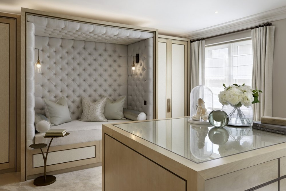 Diseño de dormitorio principal minimalista de tamaño medio con paredes grises, suelo de mármol, suelo beige y panelado