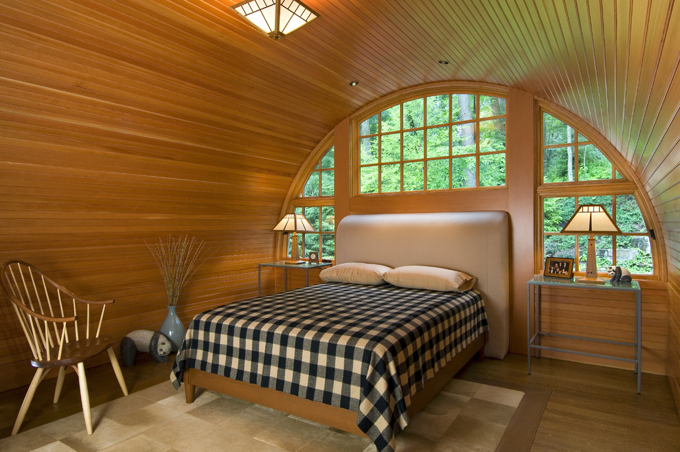 Esempio di una camera degli ospiti american style di medie dimensioni con pareti marroni e pavimento in legno massello medio