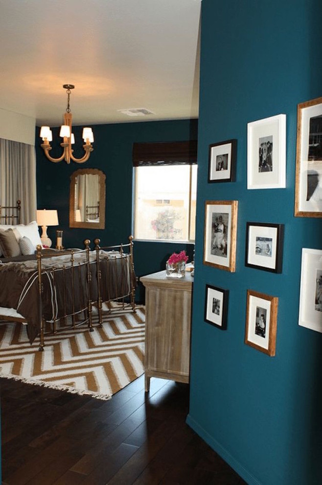 На фото: хозяйская спальня в стиле шебби-шик с синими стенами, темным паркетным полом и коричневым полом